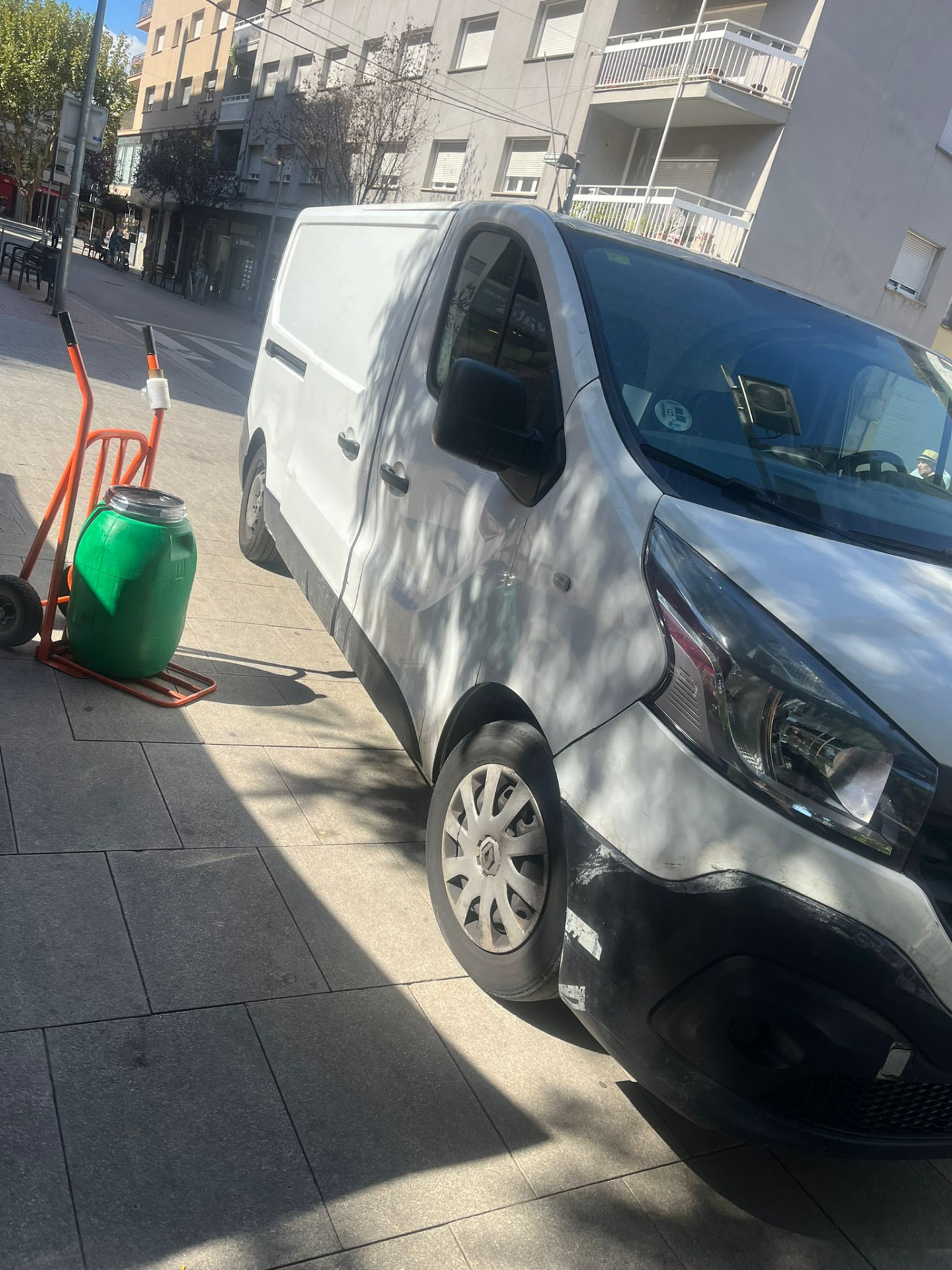 Furgoneta de Iglesias García junto a un contenedor de aceite usado durante una recogida en un establecimiento