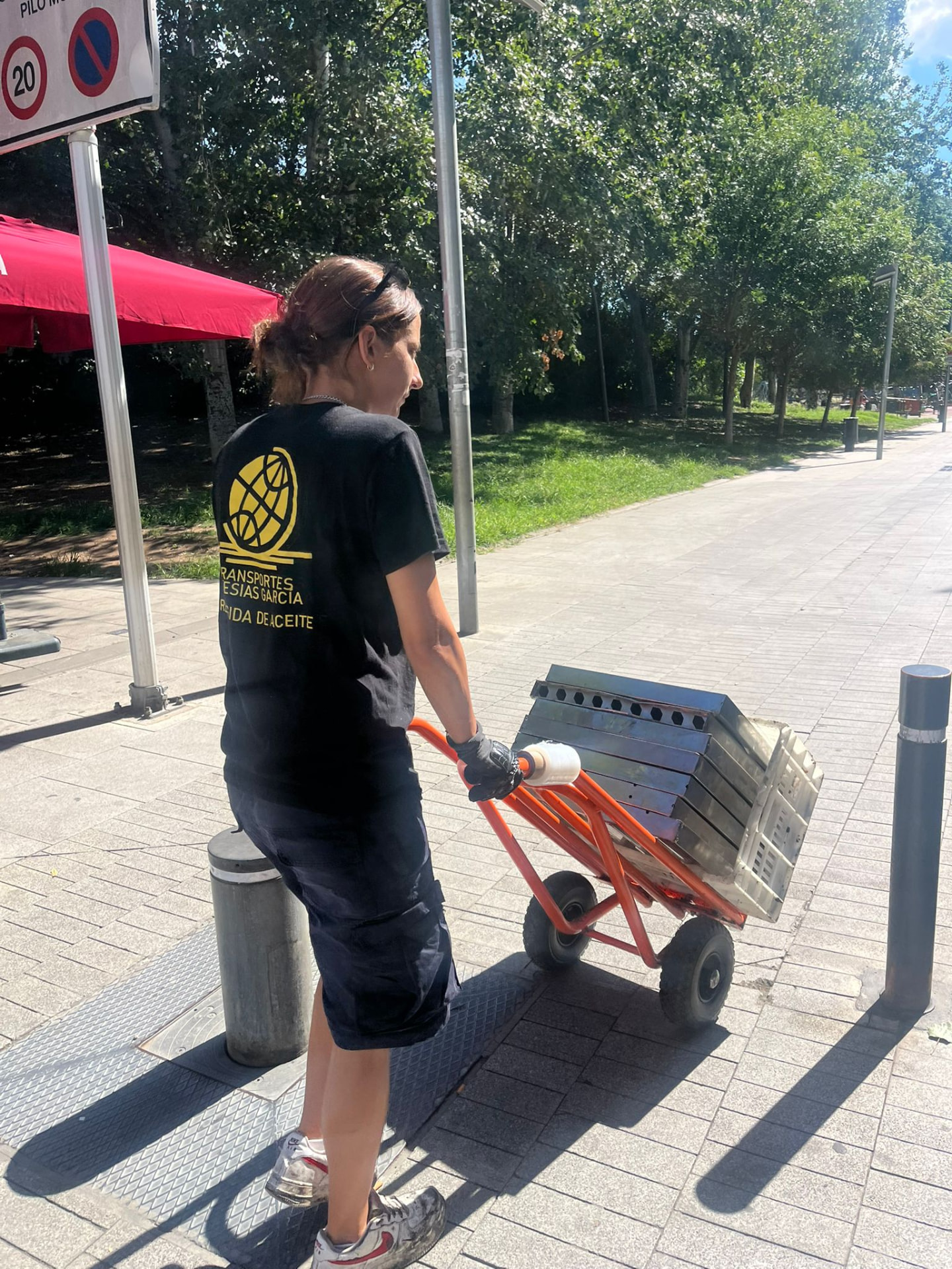 Operaria de Iglesias García transportando filtros metálicos de cocina para su limpieza
